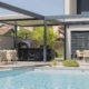 Cuisine extérieure sur mesure avec îlot central en quartzite Belvédère finition cuir et appareils de cuisson intégrés - photo 1