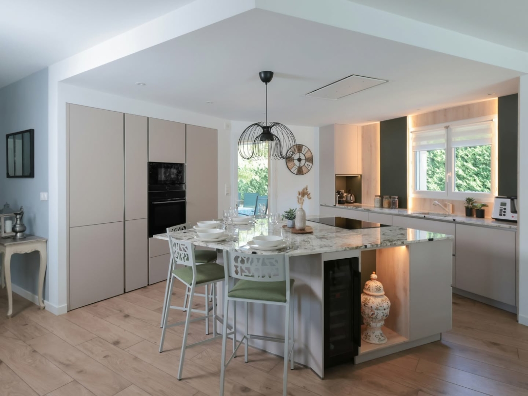 xavier_laurent_cuisine-ouverte-quartzite-alpinus-teintes-naturelles-1 Cuisine ouverte sur mesure avec îlot central en quartzite Alpinus, façades cachemire et détails en bois clair. - photo 1