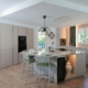 Cuisine ouverte sur mesure avec îlot central en quartzite Alpinus, façades cachemire et détails en bois clair. - photo 1